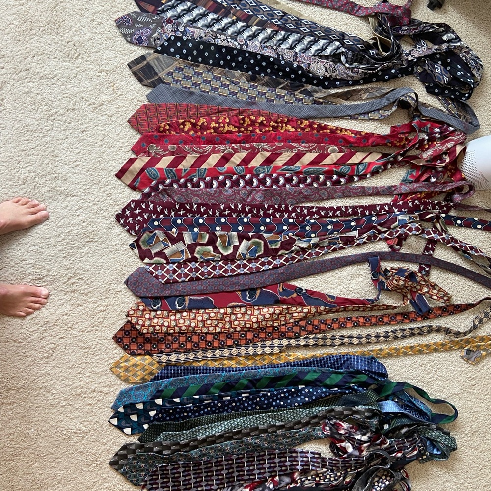 A lot if neckties all $8 each pick the one u want and I will ship immediately.